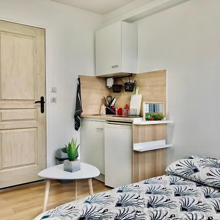 Parlementaire Europeen, Waken アパート