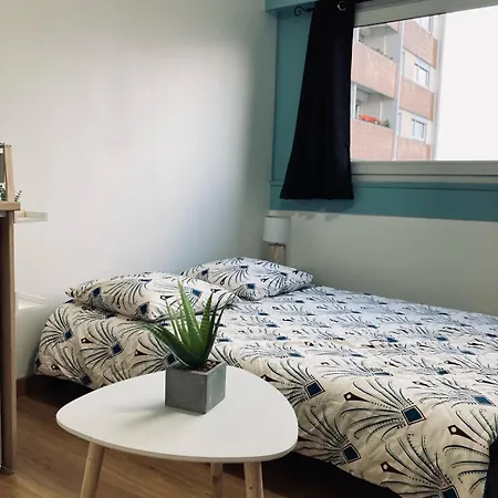 Parlementaire Europeen, Waken アパート